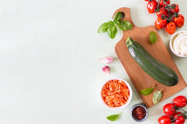 Platou cu ingrediente proaspete și ustensile